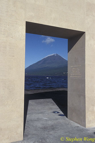 Whalers' Monument with Pico Mountain 01 110803